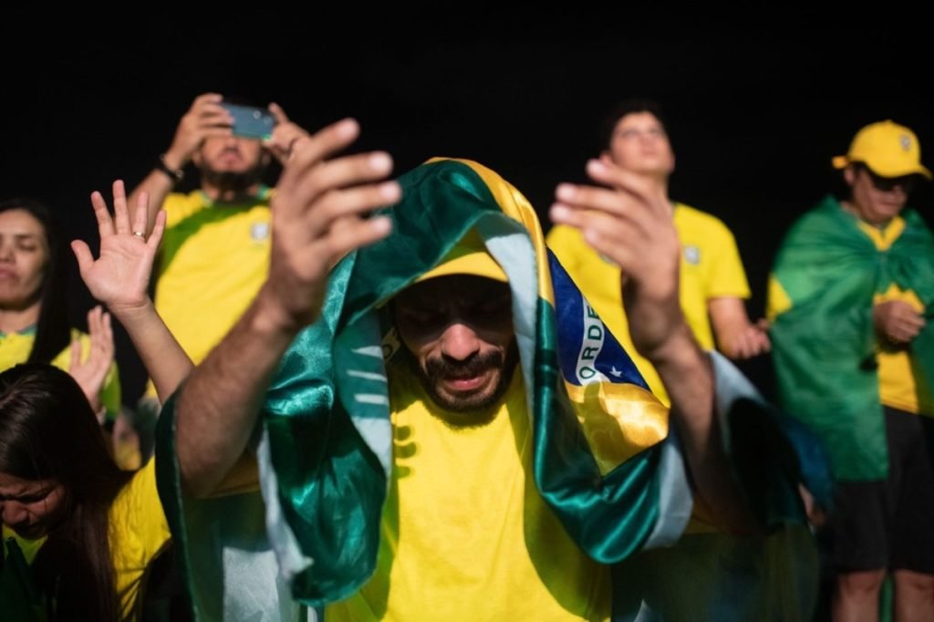Foto de pessoas de verde e amarelo