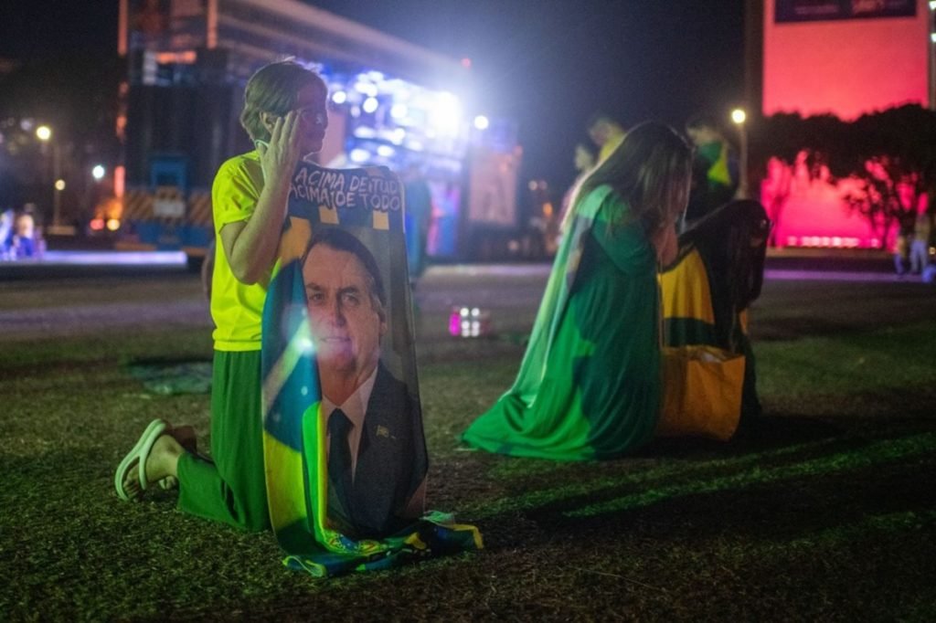 Foto de pessoas de verde e amarelo