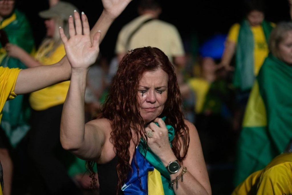 Foto de pessoas de verde e amarelo