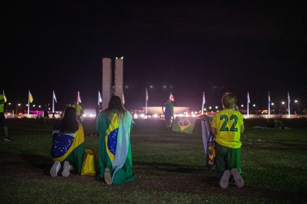 Foto de pessoas de verde e amarelo