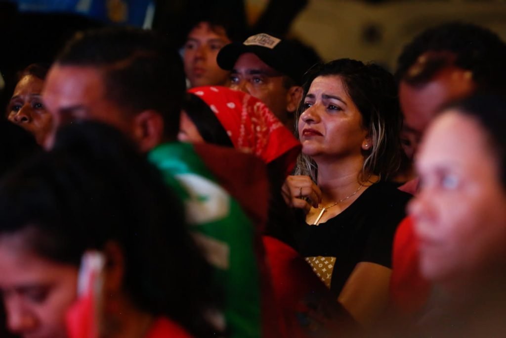 Apoiadores de Lula comemoram a vitória do canditado do PT Lula.