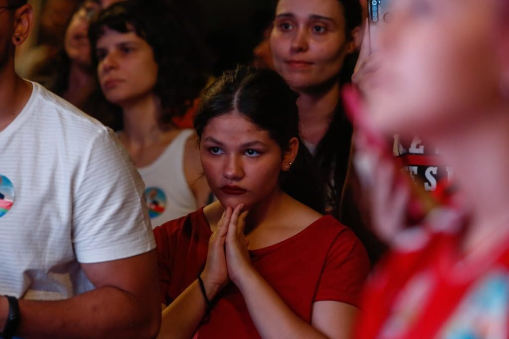Apoiadores de Lula comemoram a vitória do canditado do PT Lula.