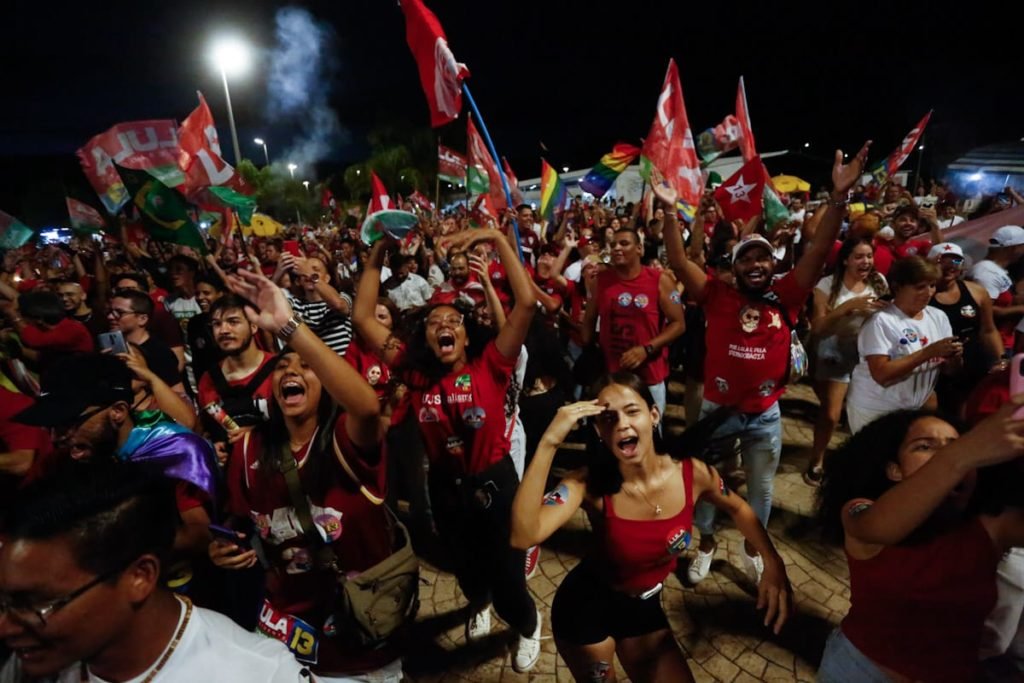 Apoiadores de Lula comemoram a vitória do canditado do PT Lula.