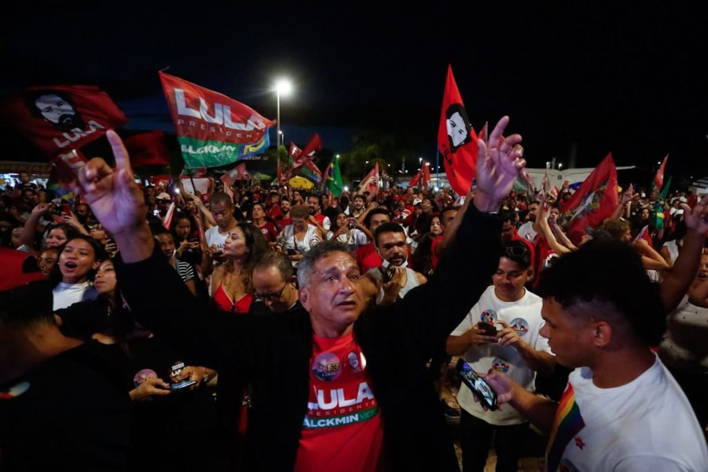 Apoiadores de Lula comemoram a vitória do canditado do PT Lula.