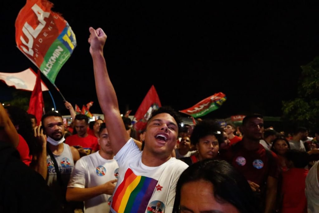 Apoiadores de Lula comemoram a vitória do canditado do PT Lula.