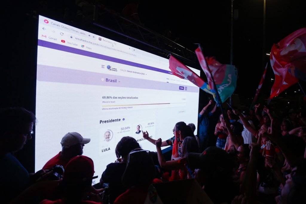 Apoiadores de Lula comemoram a vitória do canditado do PT Lula.