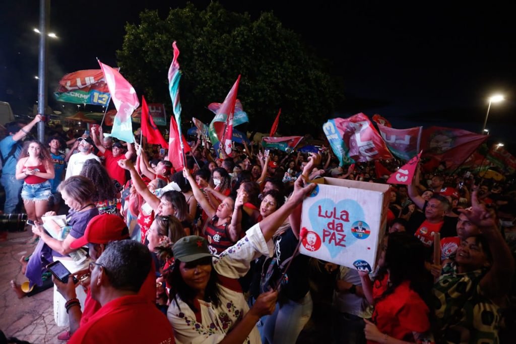 Apoiadores de Lula comemoram a vitória do canditado do PT Lula.