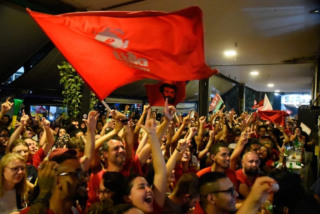 Apoiadores de Lula comemoram a vito?ria do candidato Lula no Bar Pardim na Asa Norte em brasi?lia 11