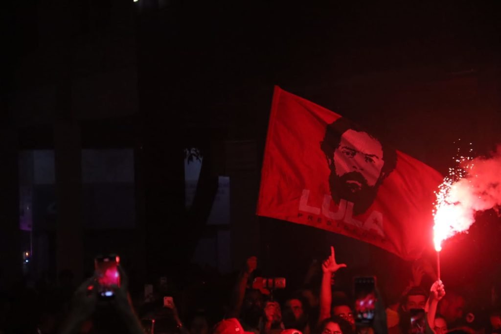 Apoiadores de Lula com bandeiras e fogos de artif&iacute;cio ap&oacute;s a vito?ria do candidato - Metr&oacute;poles