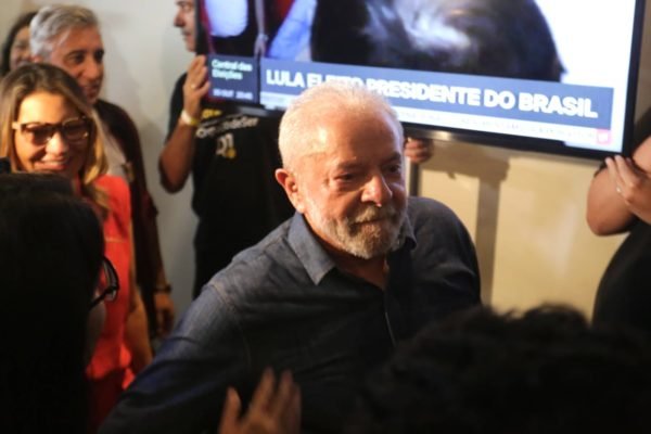 Luiz Inácio Lula da Silva (PT) passa por TV com os dizeres Lula eleito presidente do Brasil - Metrópoles
