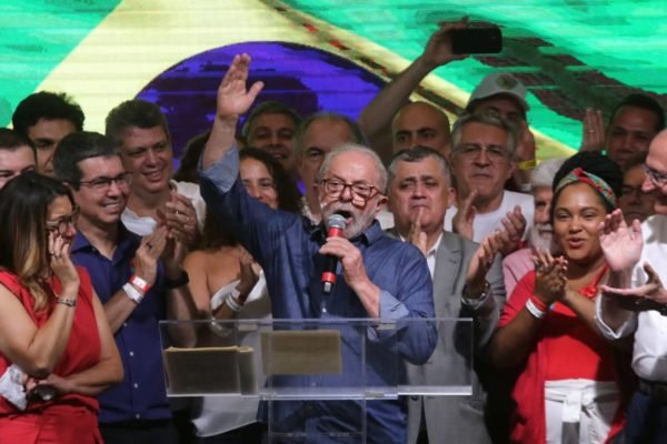 Luiz Inácio Lula da Silva levanta as mãos durante pronunciamento de vitória - Metrópoles