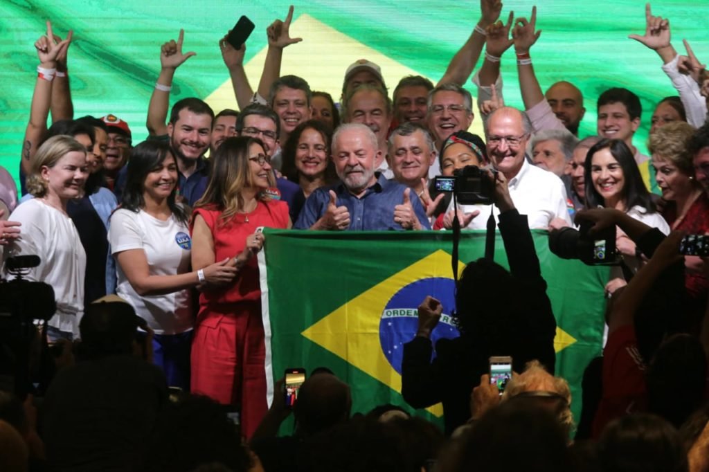 Luiz Inácio Lula da Silva ao lado de Janja e com a bandeira do Brasil durante pronunciamento de vitória - Metrópoles