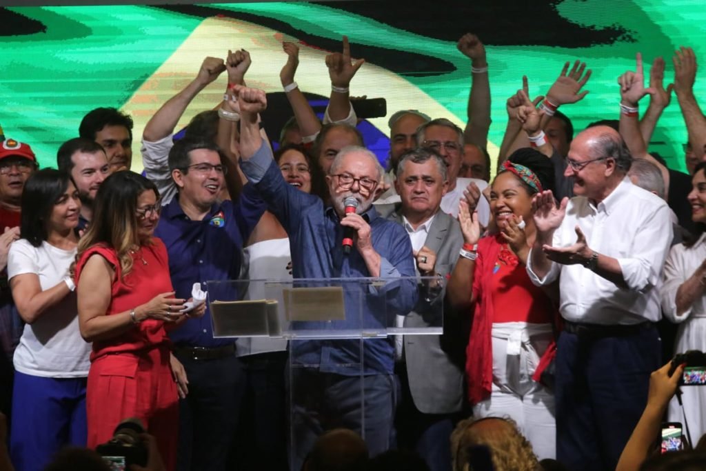 Luiz Inácio Lula da Silva levanta as mãos durante pronunciamento de vitória - Metrópoles