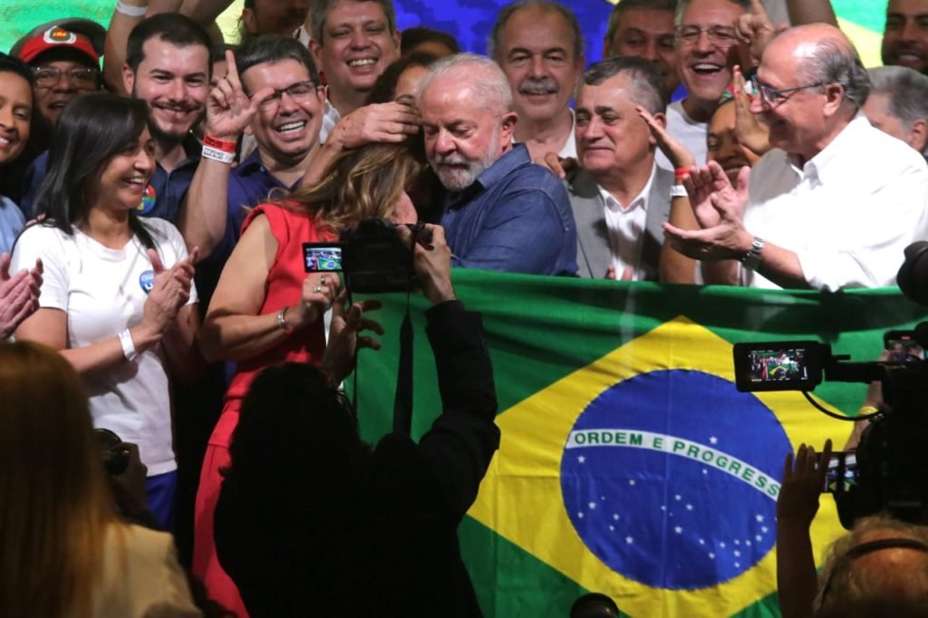 Luiz Inácio Lula da Silva abraça a sua esposa Janja após pronunciamento de vitória - Metrópoles