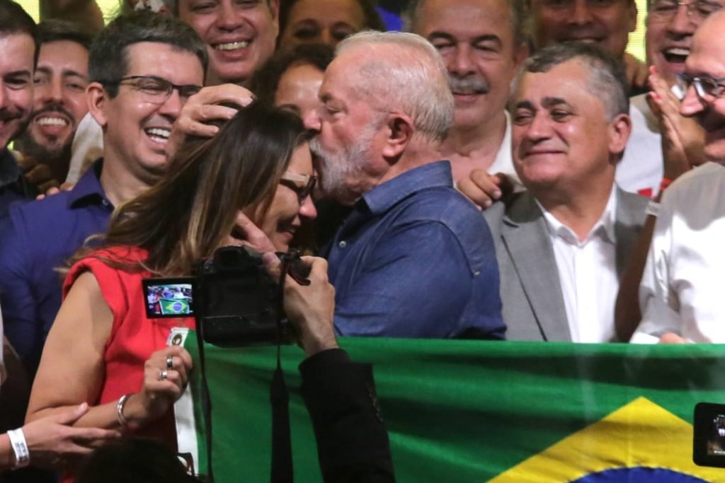Luiz Inácio Lula da Silva beija a sua esposa Janja após pronunciamento de vitória - Metrópoles