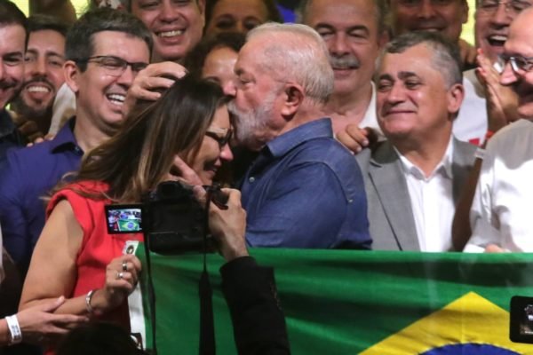 Luiz Inácio Lula da Silva beija a sua esposa Janja após pronunciamento de vitória - Metrópoles