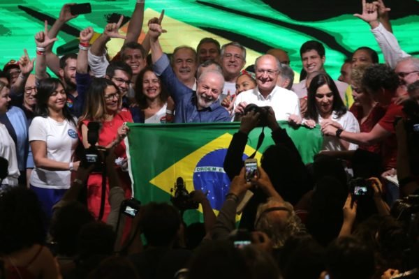 Luiz Inácio Lula da Silva ao lado de Janja e com a bandeira do Brasil durante pronunciamento de vitória - Metrópoles