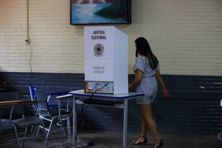 Eleitora e cabine de votação - Metrópoles