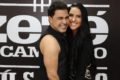 Foto colorida. Graciele Lacerda e Zezé Di Camargo posam sorridente para fotos - Metrópoles