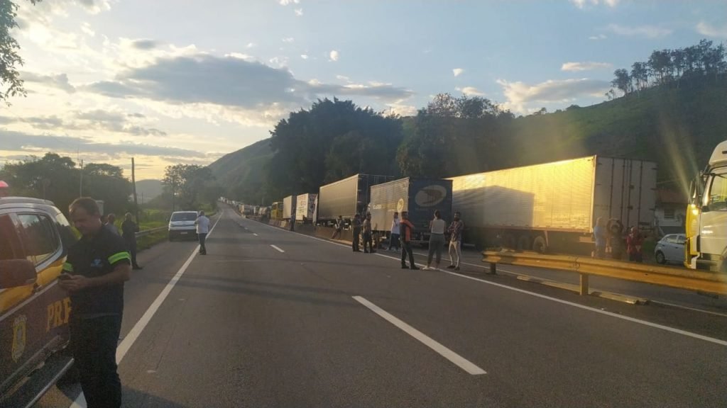 Manifestantes bloqueiam rodovias no Rio de Janeiro após resultado das eleições