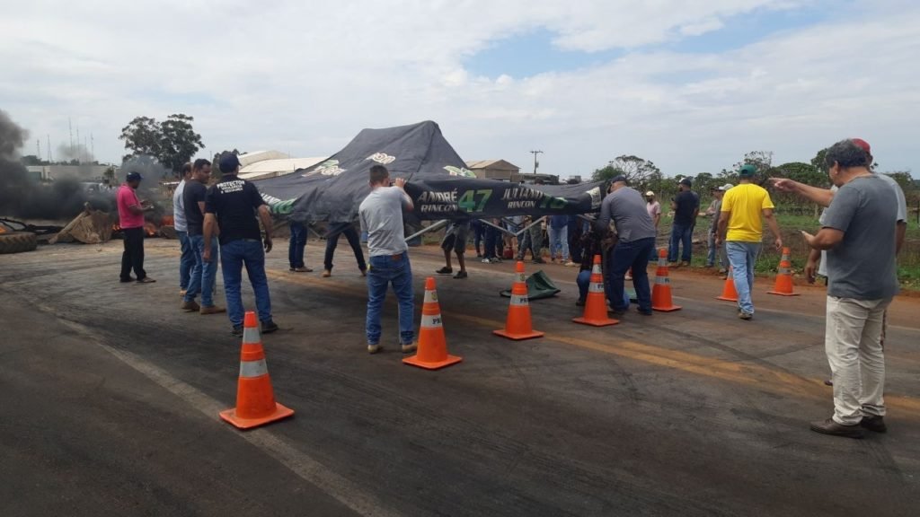 Manifestantes bloqueiam rodovias em Cristalina, Goiás, após resultado das eleições