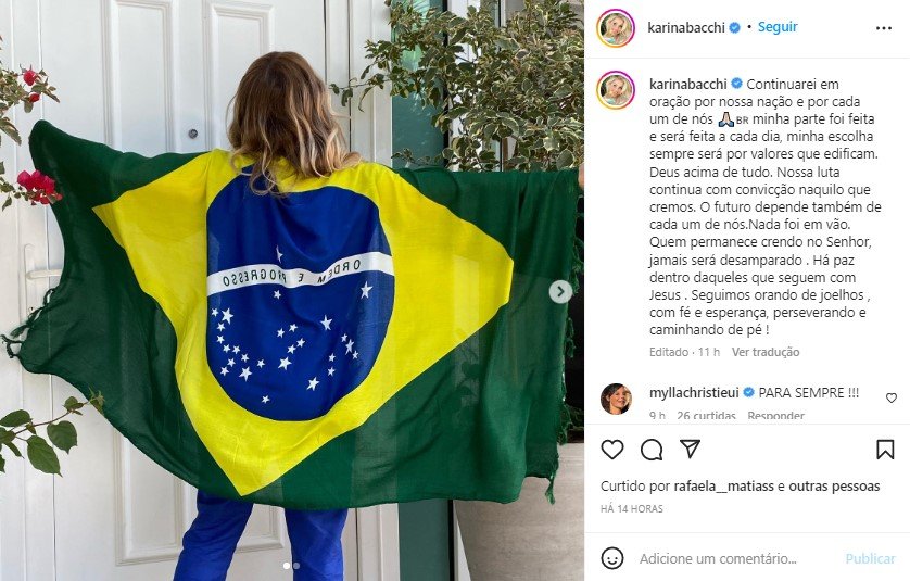 Karina Bacchi com a bandeira do brasil