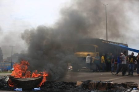 Caminhoneiros fecham a BR 040 em protesto contra a derrota de Bolsonaro nas urnas