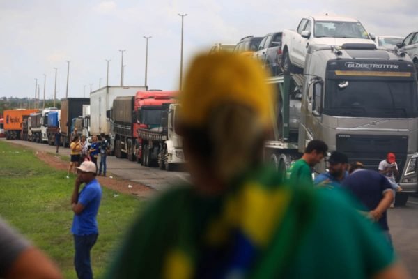 Viatura da PM tem pneu furado durante manifestações de trabalhadores -  Notícias - R7 Bahia