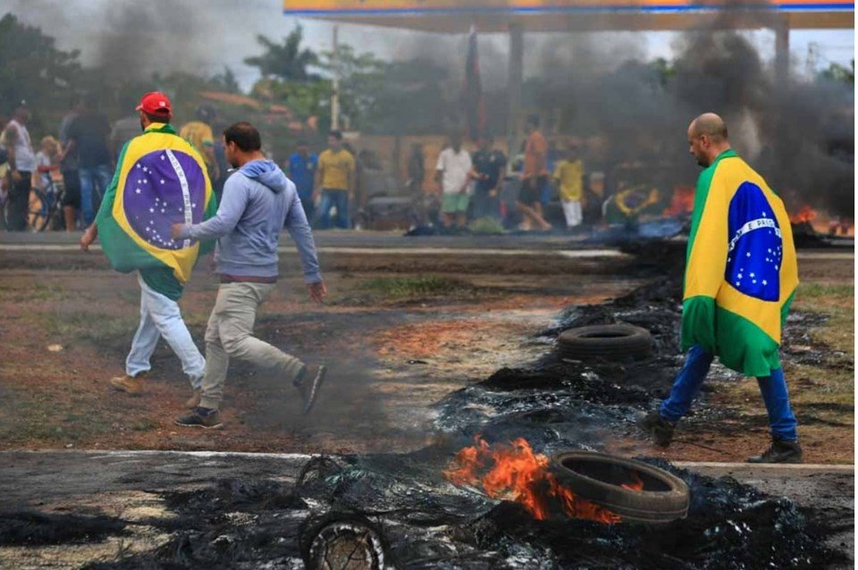 Bloqueios feito por caminhoneiros na BR-040 após a eleição de Lula