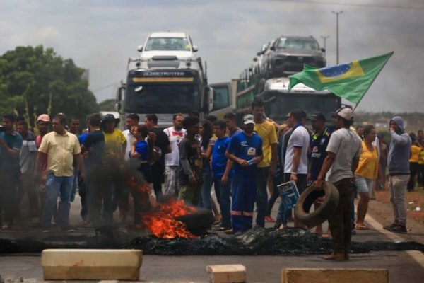 Caminhoneiros fecham rodovias com pneus queimando, após derrota de Bolsonaro, país tem 63 bloqueios em rodovias - Metrópoles