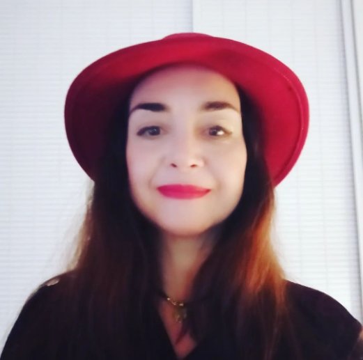 Alexandra Marzo sorri para foto - Metrópoles