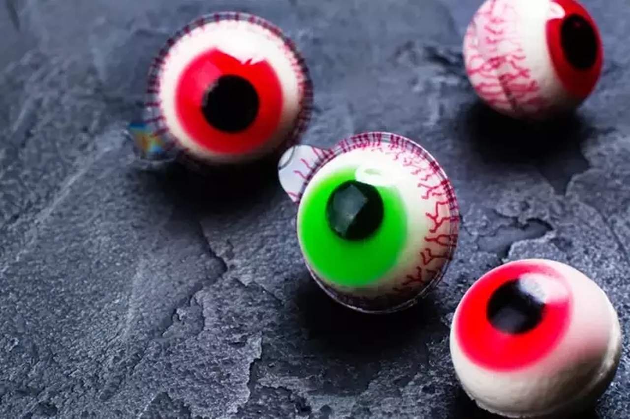 Na foto, olhos feitos com gelatina colorida, comida temática de Halloween. Metrópoles.