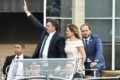 Jair, Michelle e Carlos Bolsonaro na posse do presidente em 2019, dentro de um carro Rolls Royce, acenando para o público - Metrópoles
