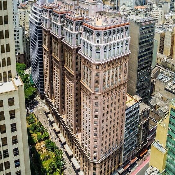 O Edifício Martinelli, localizado no Centro Histórico da capital paulista, visto de cima. É um prédio muito alto, de tons terrosos, considerado mal-assombrado - Metrópoles