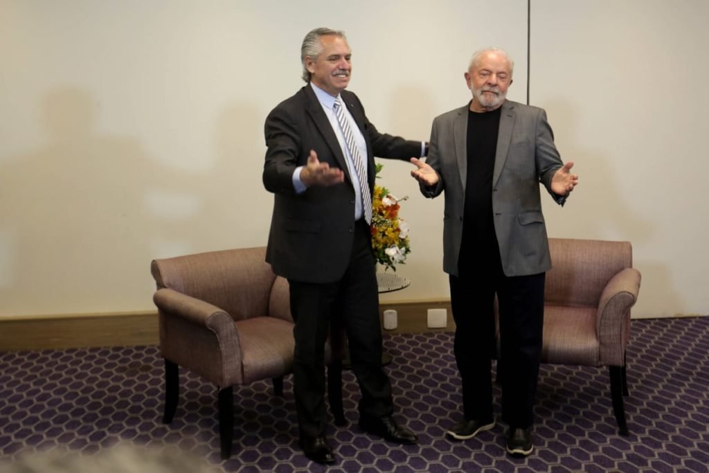 O presidente eleito, Luiz Inácio Lula da Silva (PT), durante encontro com o presidente da Argentina, Alberto Fernández, no Hotel InterContinental, região central de São Paulo.  Na foto os dois sorriem para a imprensa na frente de suas cadeiras - Metrópoles