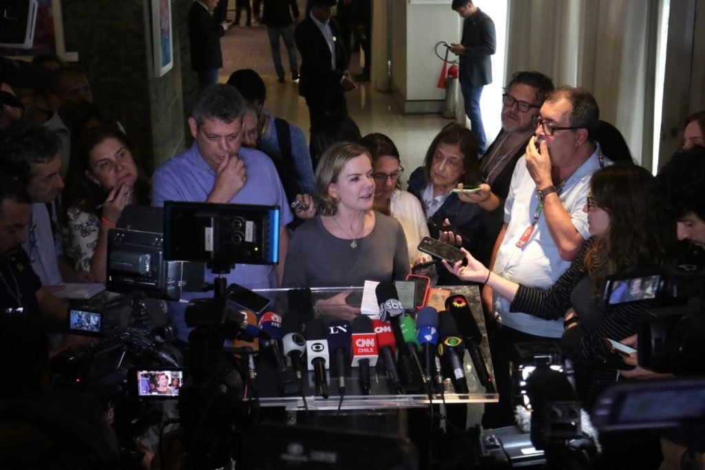 presidenta do PT Gleisi Hoffmann, fala com a imprensa no centro de São Paulo - Metrópoles
