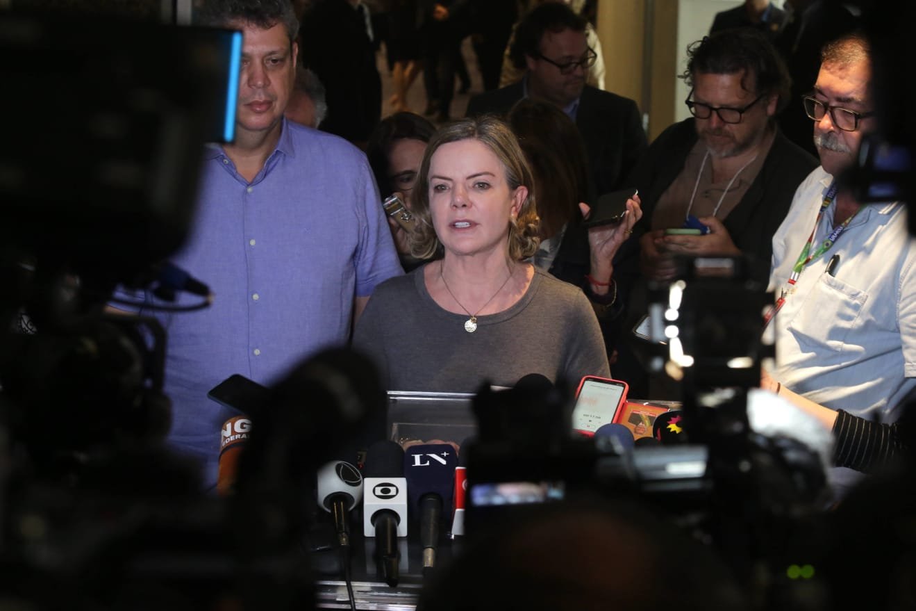 presidenta do PT Gleisi Hoffmann, fala com a imprensa no centro de São Paulo - Metrópoles