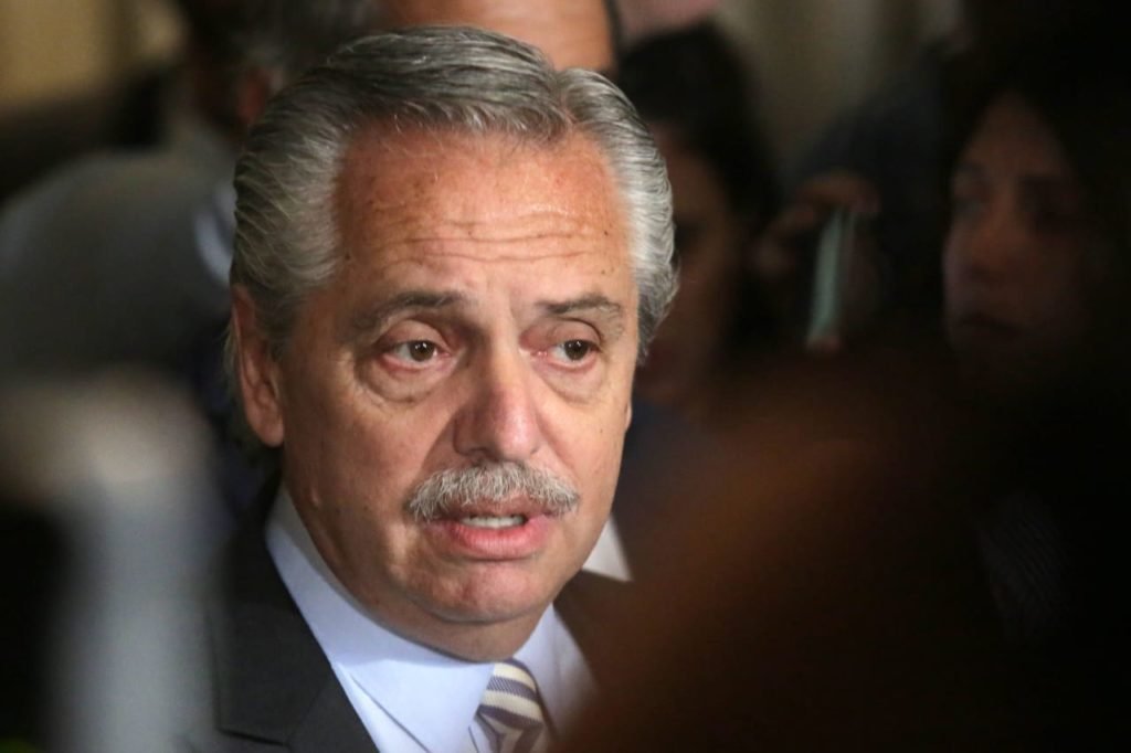 Presidente da Argentina, Alberto Fernández, fala com a imprensa após seu encontro com o ex-presidente Luiz Inácio da Silva (PT) no Hotel InterContinental, região central de São Paulo. Ele aparece de terno, cercado pela imprensa - Metrópoles