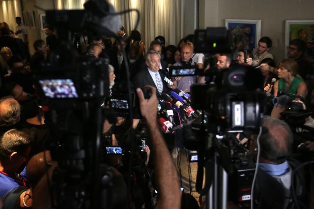 Presidente da Argentina, Alberto Fernández, fala com a imprensa após seu encontro com o ex-presidente Luiz Inácio da Silva (PT) no Hotel InterContinental, região central de São Paulo. Ele aparece de terno, cercado pela imprensa - Metrópoles