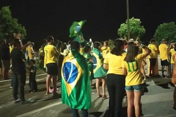 Apoiadores de Jair Bolsonaro se concentram em frente ao Palácio da Alvorada durante contagem dos votos do segundo turno das eleições de 2022