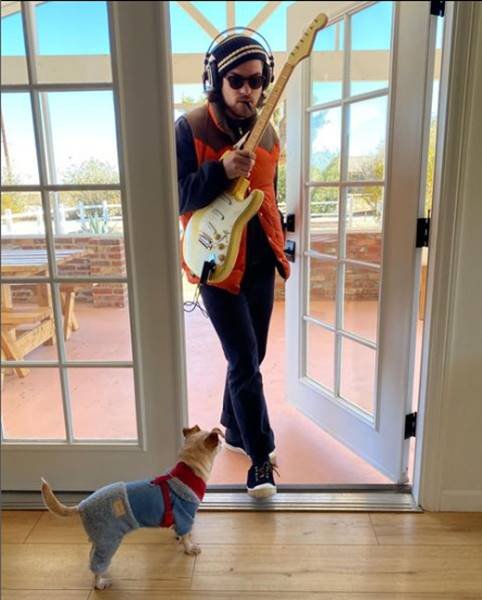 Foto colorida de Comarc Roth segurando uma guitarra - Metrópoles