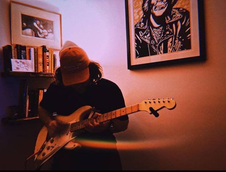 Foto colorida de Comarc Roth segurando uma guitarra -Metrópoles