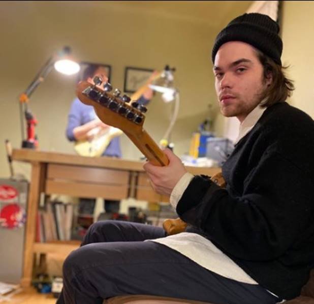 Foto colorida de Comarc Roth segurando uma guitarra - Metrópoles