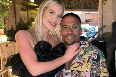 Helen Flanagan, de roupa preta, no lado esquerdo da imagem, e Scott Sinclair, de camisa florida, no lado direito da imagem - Metrópoles