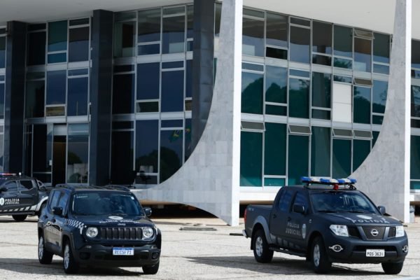 Viaturas da Polícia Judicial fazem a segurança do prédio do STF no primeiro dia pós-eleição, evitando possíveis articulações contra o TSE e o STF de apoiadores do candidato derrotado, Bolsonaro. Na foto, grades cercam o palácio - Metrópoles