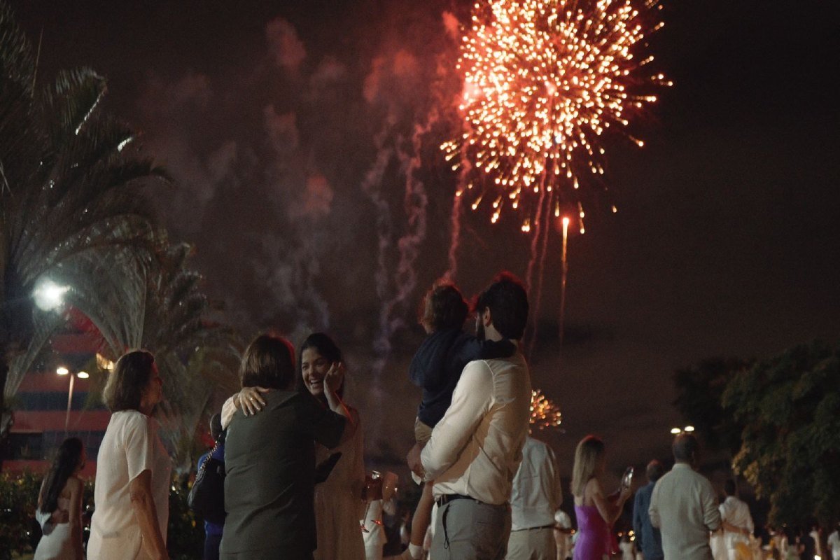 Réveillon no Royal Tulip Brasília. Na foto, famílias celebrando a chegada do Ano Novo com fogos no céu - Metrópoles