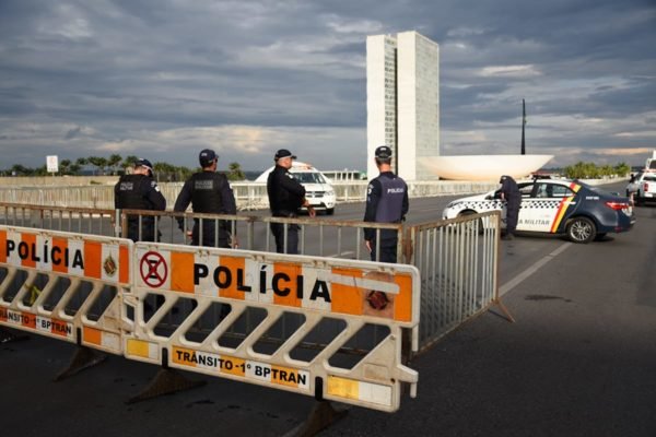 Esplanada dos Ministérios é fechada parcialmente para evitar invasão de apoiadores do presidente derrotado nas eleições presidenciais, Jair Bolsonaro. Na foto, policiais desvia o tráfego frente a barricada- Metrópoles