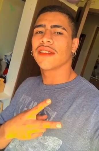 Jovem tira selfie fazendo V de vitória com a mão - Metrópoles
