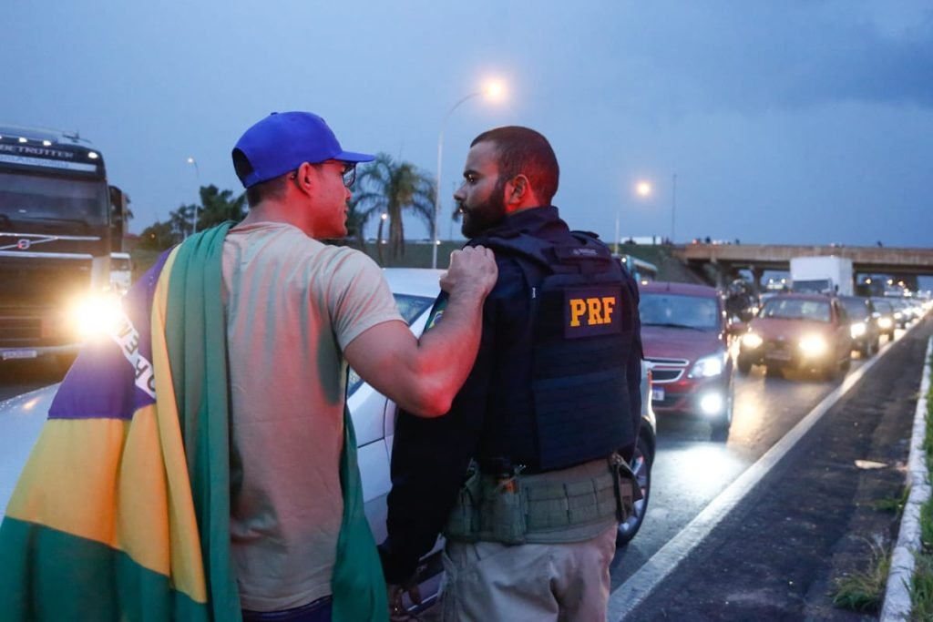 policiais da PRF intervém em bloqueio montados por manifestantes pró-Bolsonaro na rodovia BR 040 - Metrópoles