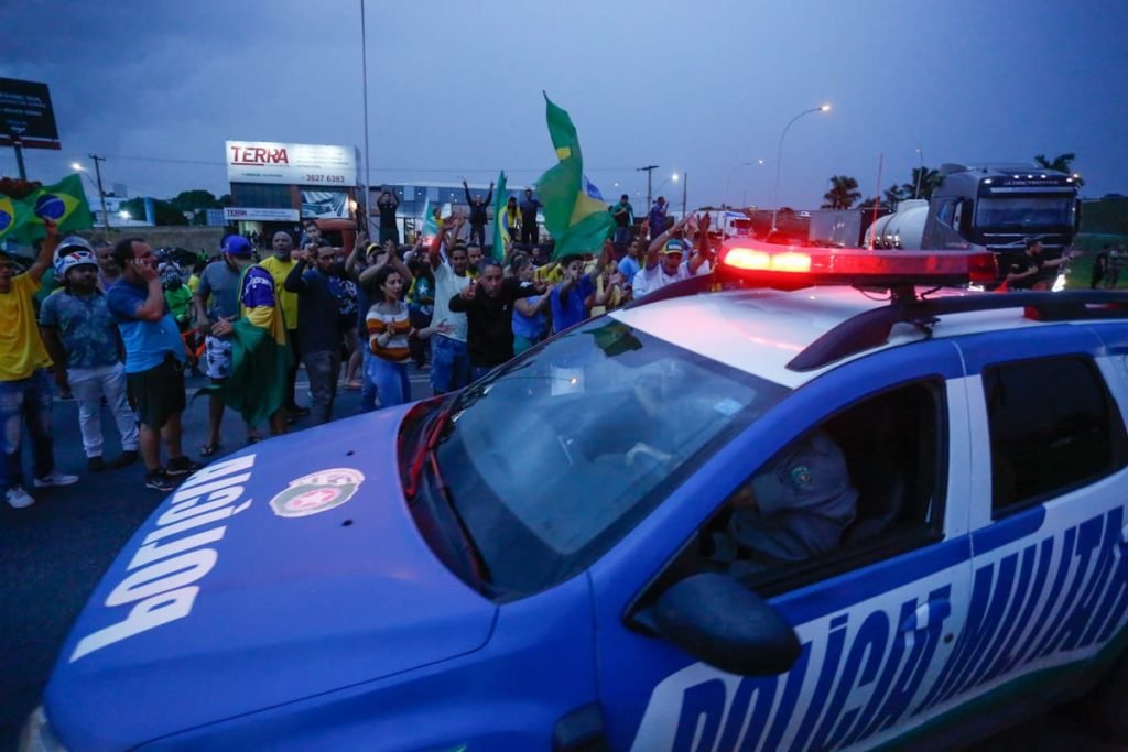 policiais militares intervém em bloqueio montado por manifestantes pró-Bolsonaro na rodovia BR 040 - Metrópoles